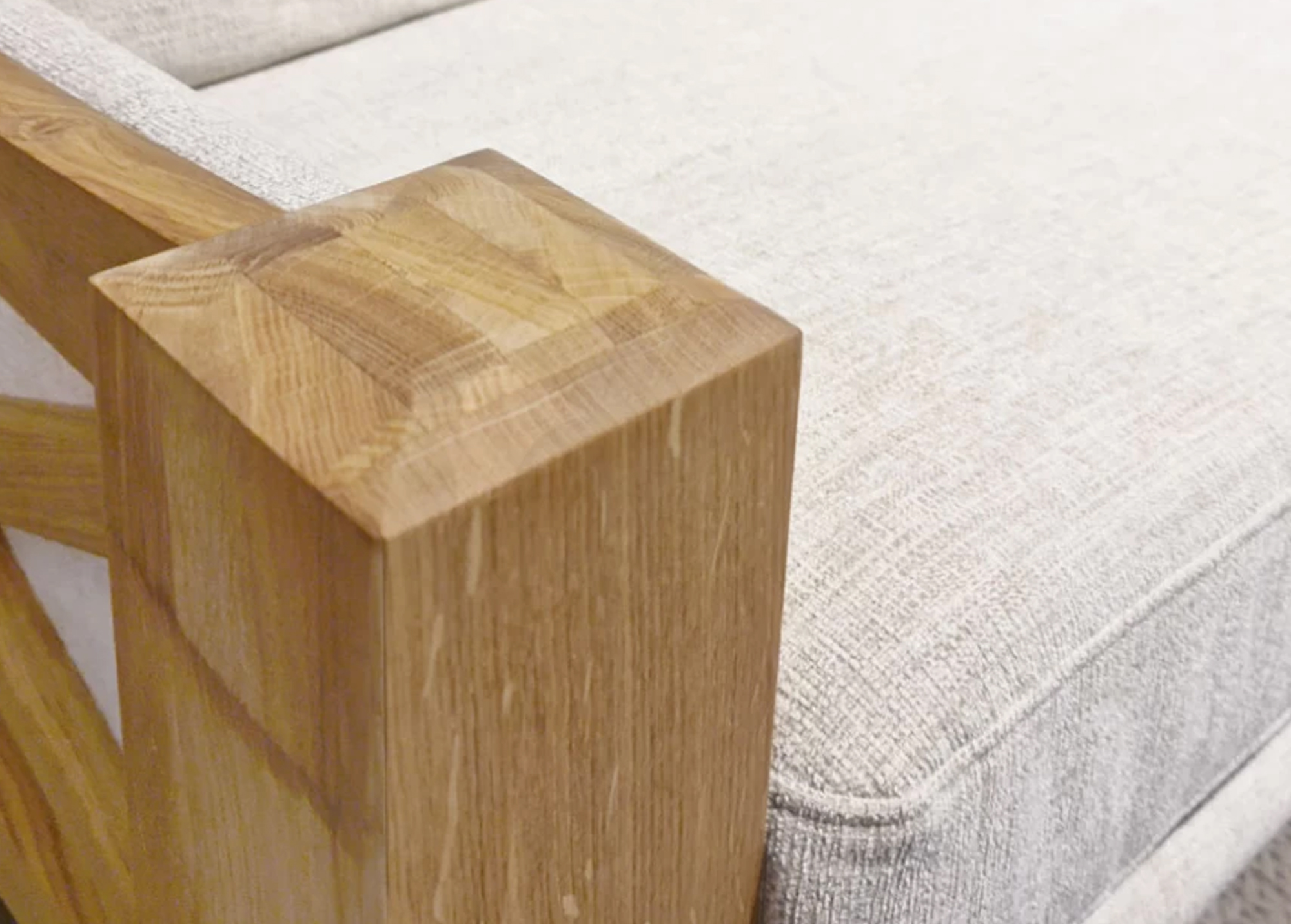 Svetainės baldai | MAGRĖS BALDAI minkštas kampas su natūralios medienos detalėmis svetainės kambariui, biurui MAGRĖ-9