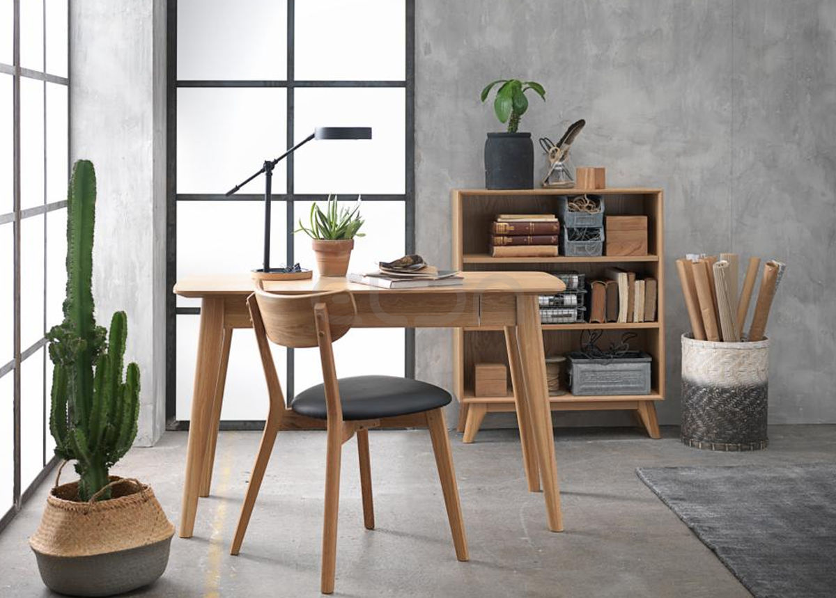 PERO 1 JUODA klasikinio dizaino ąžuolo masyvo kėdė virtuvei, valgomajam, svetainei