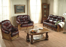 KENAS minkštas fotelis su medienos apdaila svetainei, valgomajam, biurui 