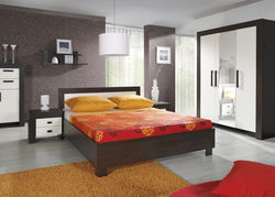 JULIUS32-2 miegamojo kambario baldų komplektas: spinta, naktinė spintelė, dvigulė miegamojo lova, spintelė