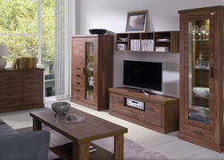 AMANDA svetainės baldų kolekcija: spinta, komoda, vitrina, TV staliukas, pakabinama lentyna, kavos staliukas