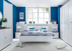 SILENA skandinaviško stiliaus miegamojo baldų kolekcija: komoda, spintelė, dvigulė lova, spinta